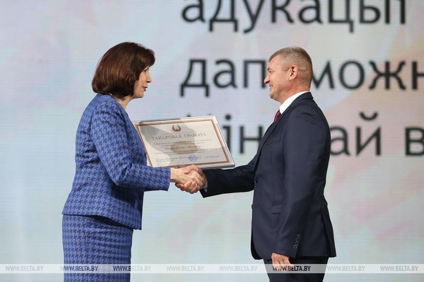 Наталья Кочанова награждает Дениса Шакура