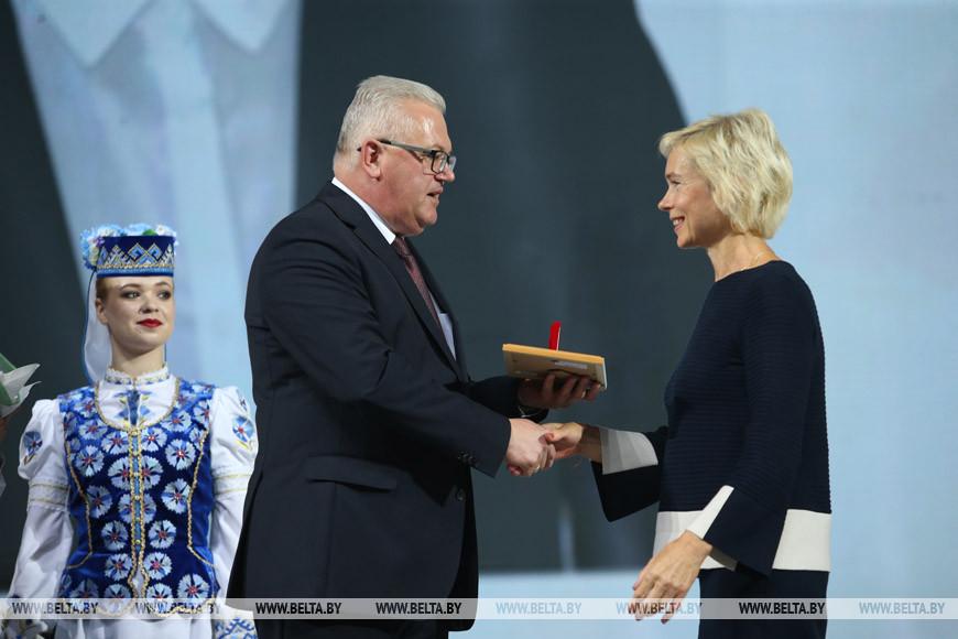 Министр образования Игорь Карпенко награждает Таисию Каняхину