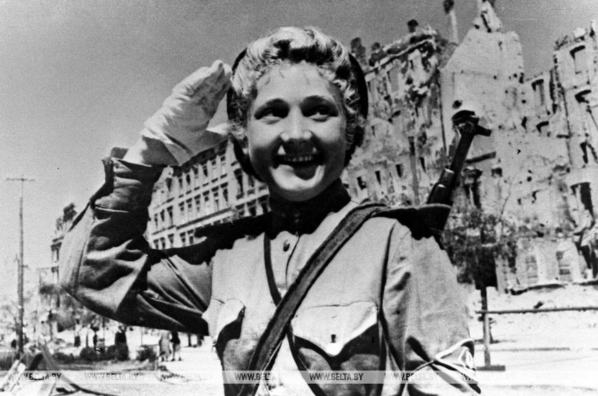 Регулировщица в центре Берлина, май 1945 года