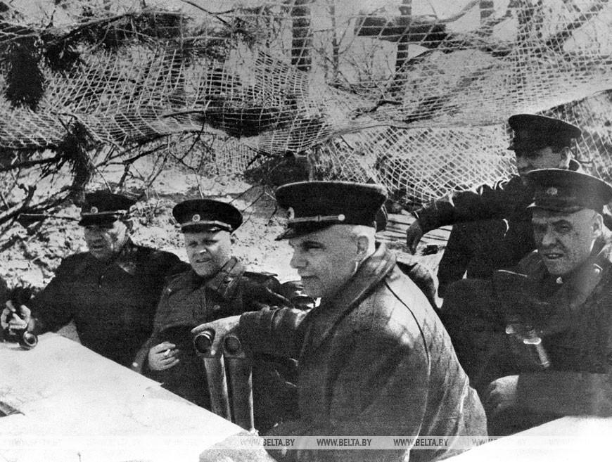 Командующий армией генерал В.И.Чуйков, генералы К.Ф.Телегин, В.И.Казаков на наблюдательном пункте перед началом берлинской операции. Апрель 1945 года