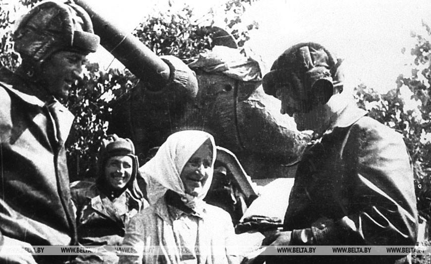 Жительница деревни Попки Ветринского района М.А.Кощук с группой танкистов, которым она помогла выполнить боевое задание. Июль 1944 года