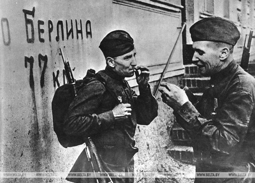 Бывалые воины Осипов и Егоров на фронте с первого дня войны. До Берлина уже недалеко, апрель 1945 года