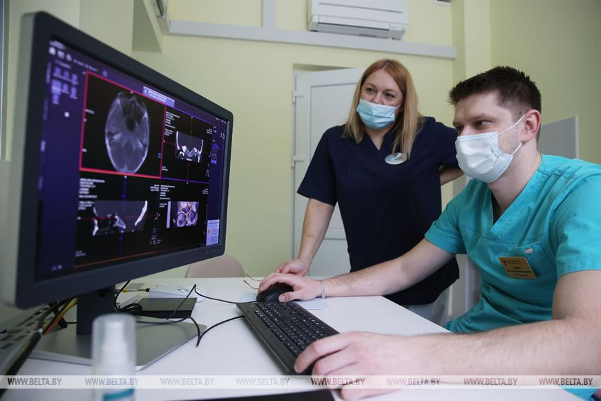 Врач-рентгенолог Марина Мартинкевич и рентген-лаборант Евгений Буяк в новом кабинете КТ