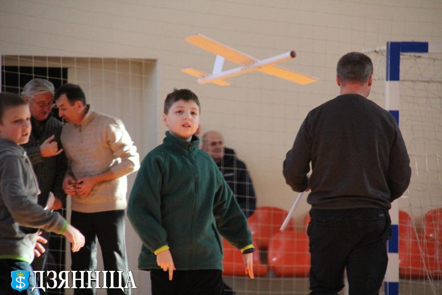 В Щучине прошли областные соревнования по простейшим летающим моделям