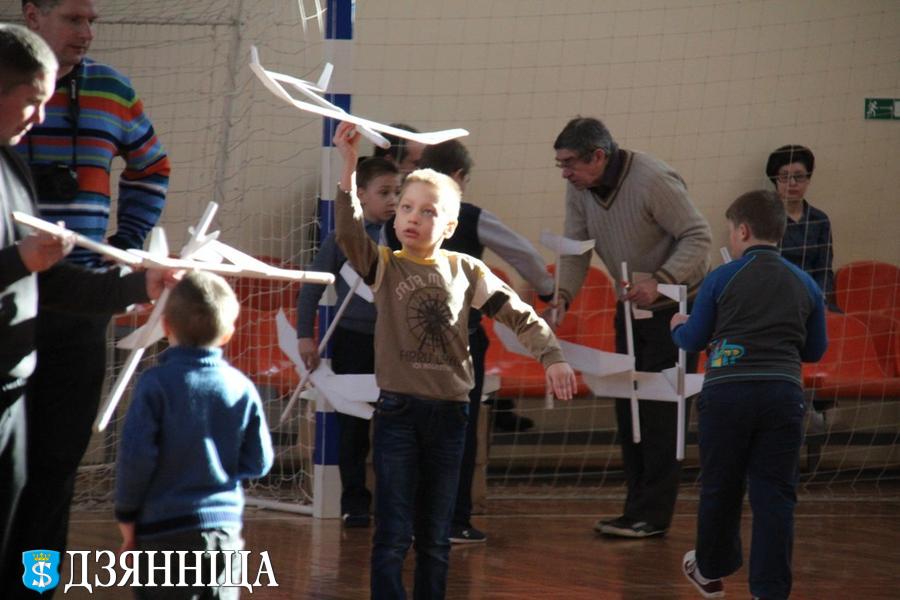 В Щучине прошли областные соревнования по простейшим летающим моделям