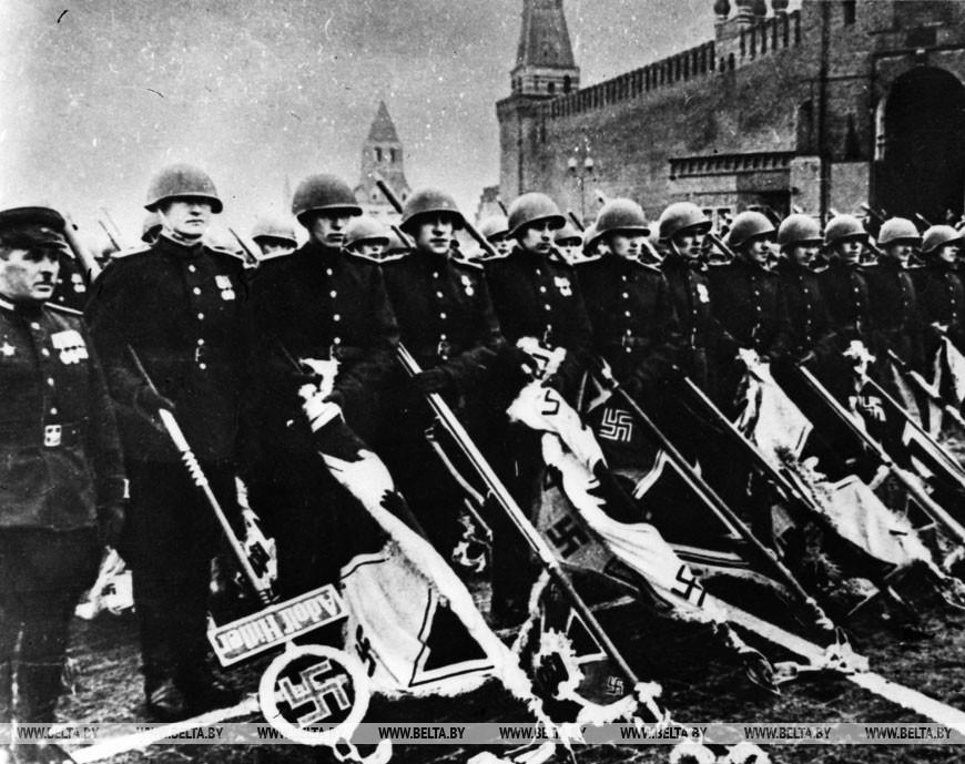 Парад Победы в Москве 24 июня 1945 года. Поверженные фашистские штандарты у стен кремля. Репродукция Белта
