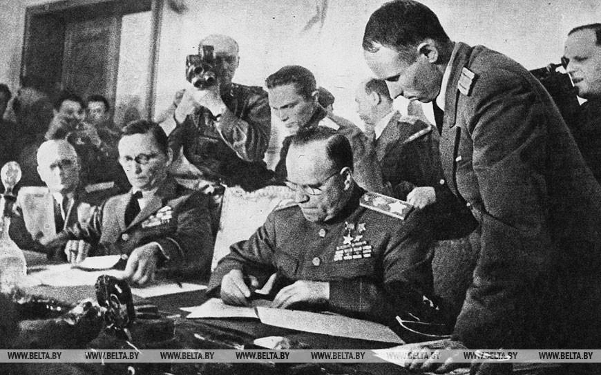 Акт о безоговорочной капитуляции фашистской Германии подписывает представитель Советского Верховного главнокомандования Маршал Советского Союза Г.К.Жуков.