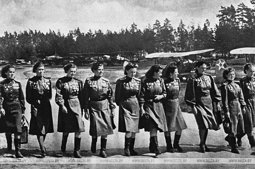 Летчицы 46-го гвардейского Таманского женского ночного бомбардировочного полка, июнь 1944 года