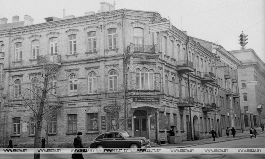 В этом здании в Минске, на углу улиц К. Маркса и Володарского, размещалась первая народная милиция, 1957 год