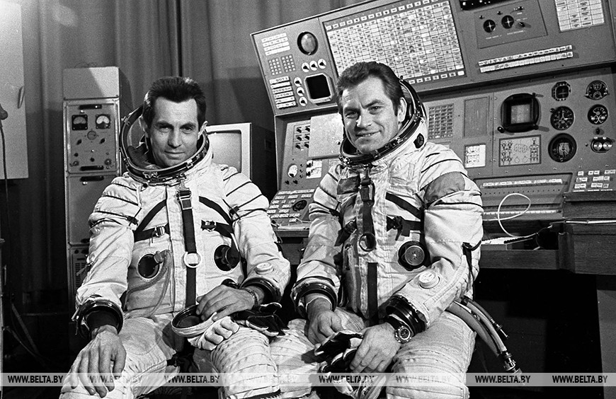 Космонавты Владимир Ковалёнок и Александр Иванченков перед полетом в космос в 1978 году