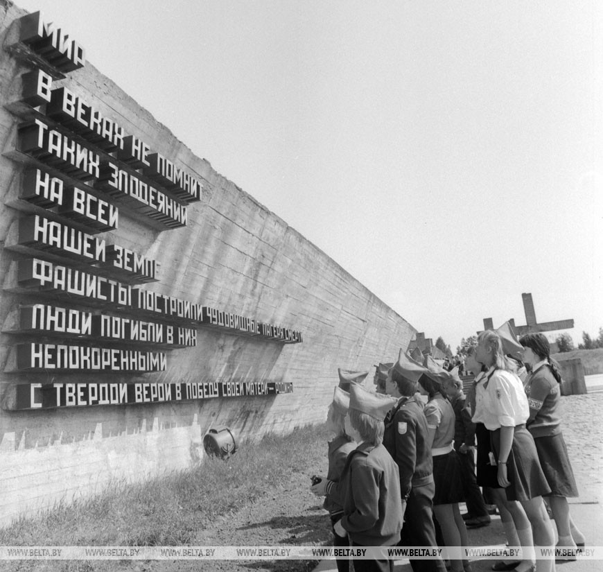У “Стены памяти”, 1981 год