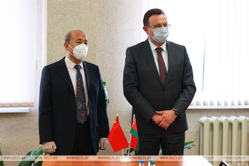 Чрезвычайный и Полномочный Посол Китая в Беларуси Се Сяоюн и министр здравоохранения Дмитрий Пиневич