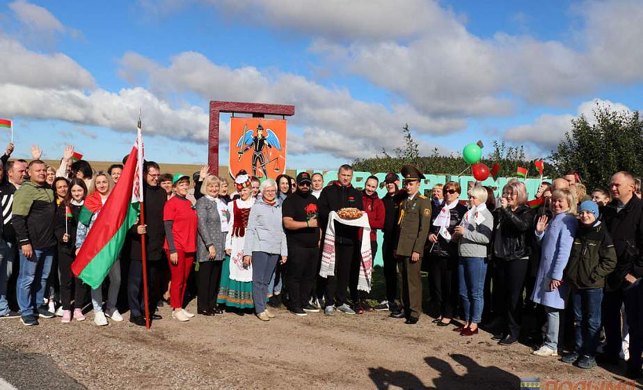 Участники автопробега «Символ единства» почтили память жертв Великой Отечественной войны в Кореличском районе 