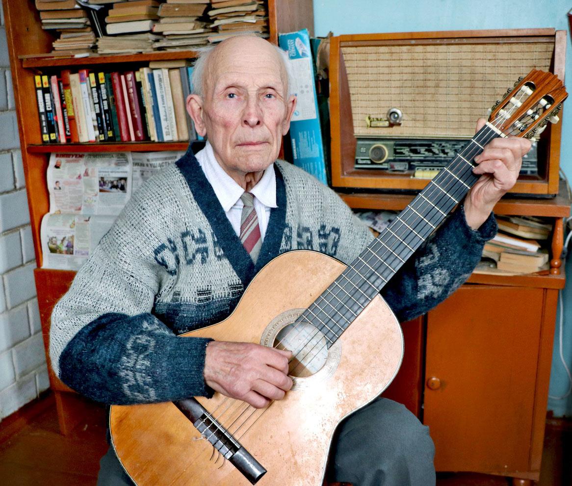 С гитарой по жизни! 90-летний житель Щучина Борис Метелица хорошо знает  историю и географию, увлечен музыкой сам и даёт уроки игры на гитаре юным  щучинцам | Щучинская районная газета Дзяннiца