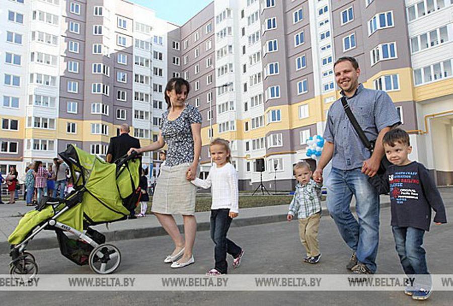 Расширение жилплощади многодетным. Многодетная семья жилье. Квартира многодетным. Обеспечение жильем многодетных семей. Белорусской семьи.